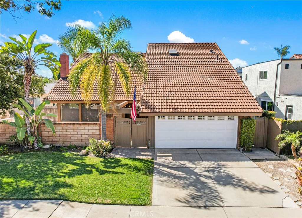 Humboldt Island beauty with gated front courtyard. - 16293 Wayfarer Lane, Huntington Beach CA 92649 - photo 1