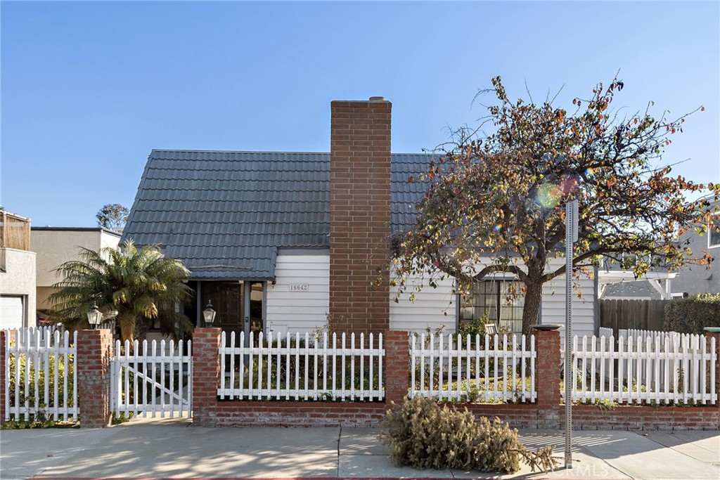 16642 Algonquin St, Huntington Beach CA 92649 - photo 1