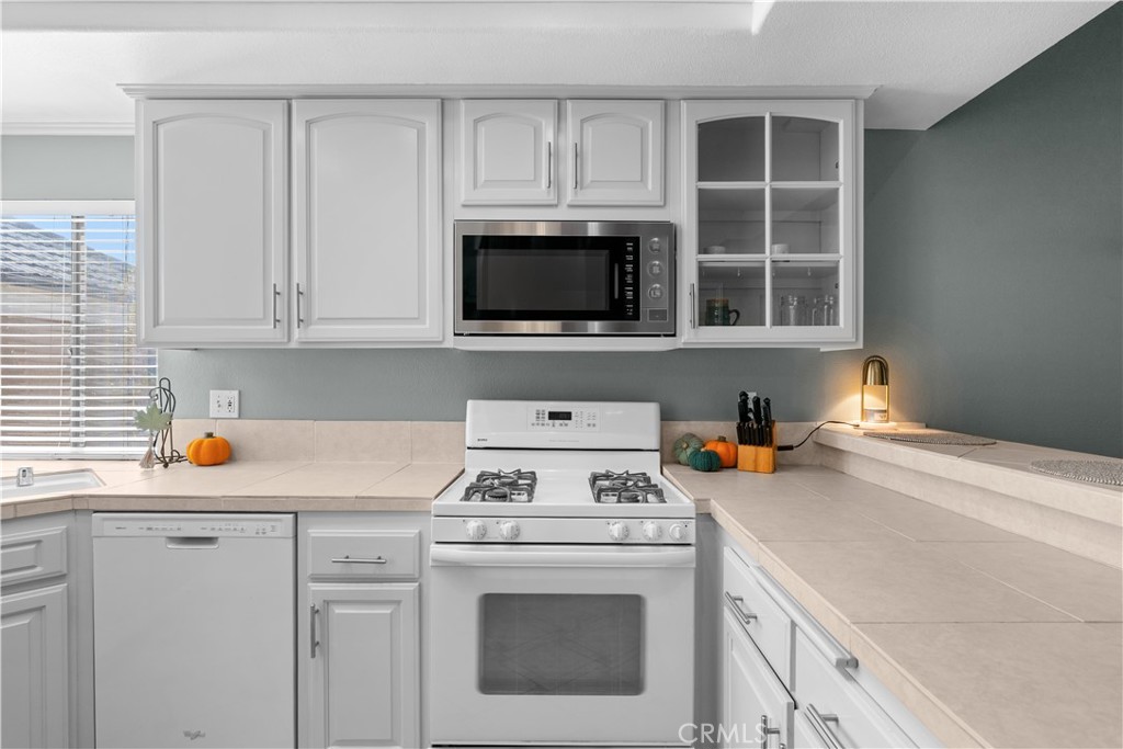 Kitchen - 16911 Eastlake Lane, Huntington Beach CA 92647 - photo 8