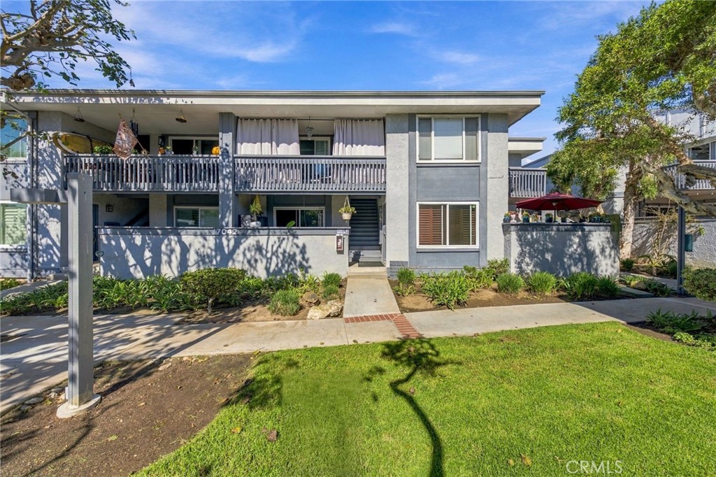 Located on the far right, upper level end unit - 17042 Pacific Coast Highway 201, Huntington Beach CA 92649 - photo 2