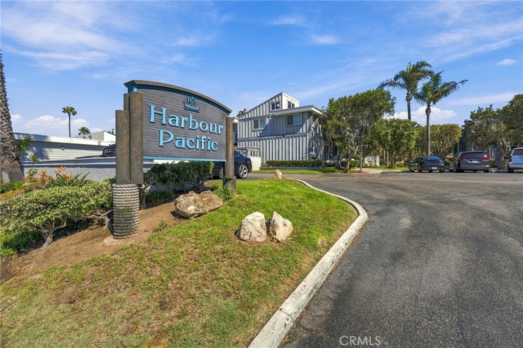 17042 Pacific Coast Highway 201, Huntington Beach CA 92649 - photo 23