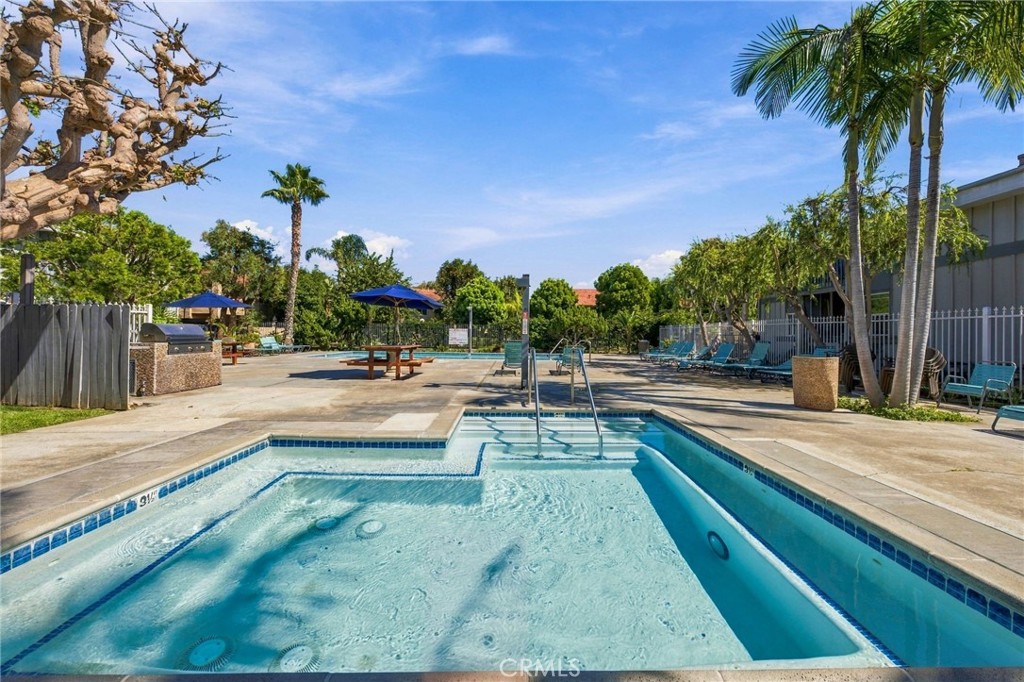 Jacuzzi and pool - 17042 Pacific Coast Highway 201, Huntington Beach CA 92649 - photo 25