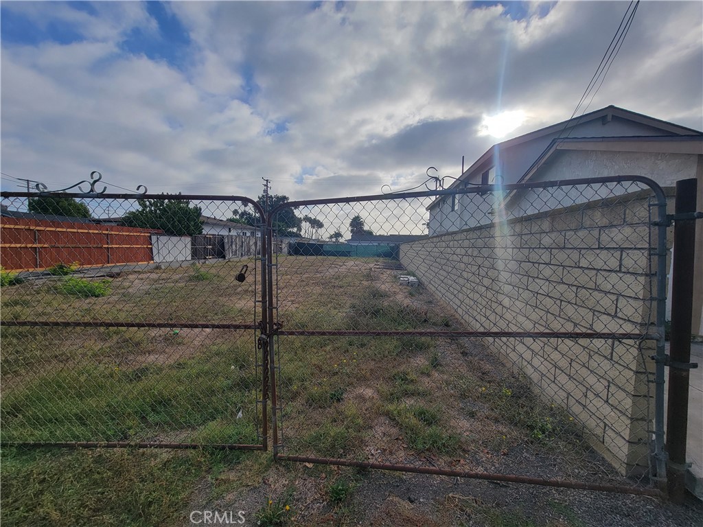 Back view - 17101 B Lane, Huntington Beach CA 92647 - photo 2