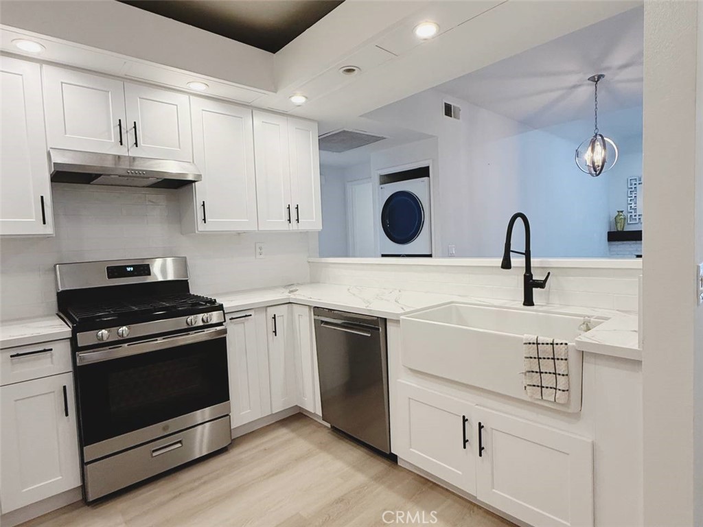 kitchen - 17191 Corbina Lane 102, Huntington Beach CA 92649 - photo 6