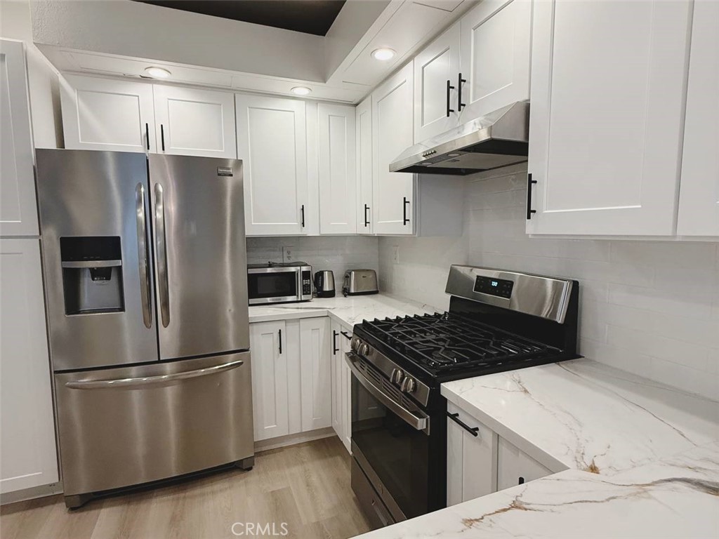 kitchen - 17191 Corbina Lane 102, Huntington Beach CA 92649 - photo 7