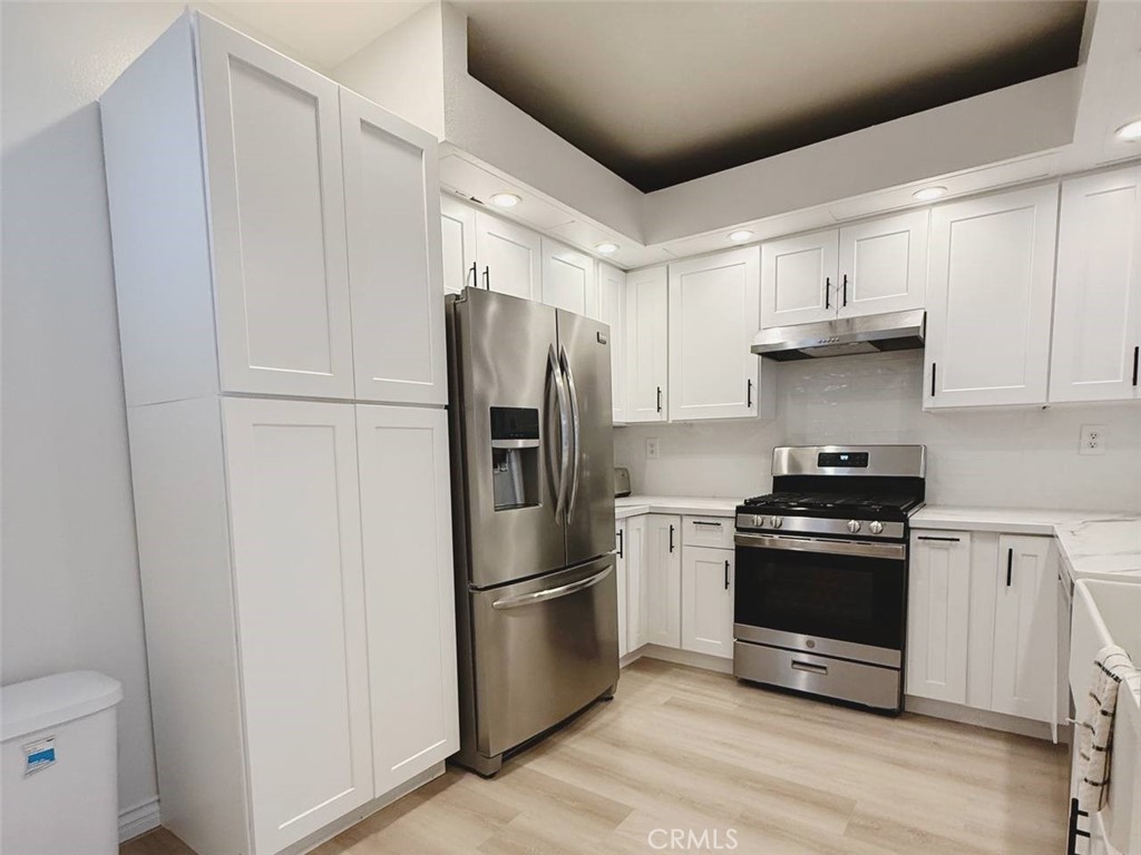 kitchen - 17191 Corbina Lane 102, Huntington Beach CA 92649 - photo 8