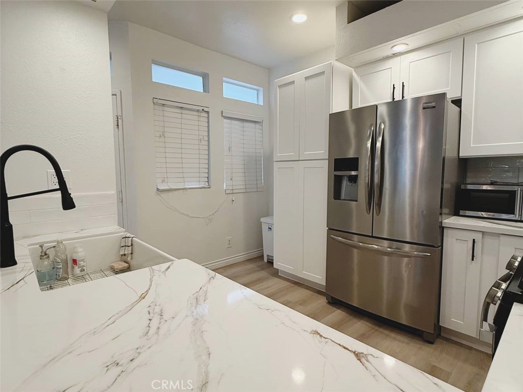 kitchen - 17191 Corbina Lane 102, Huntington Beach CA 92649 - photo 9