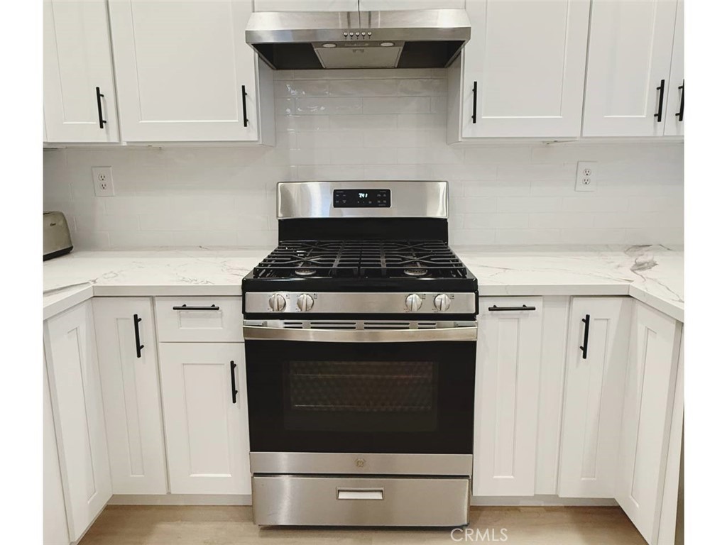 kitchen - 17191 Corbina Lane 102, Huntington Beach CA 92649 - photo 10