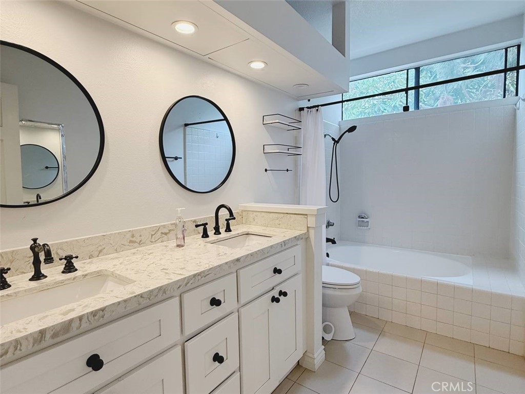 primary bathroom - 17191 Corbina Lane 102, Huntington Beach CA 92649 - photo 17