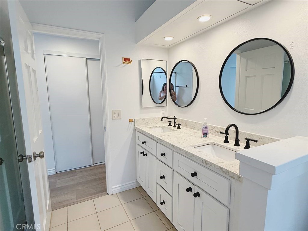 primary bathroom - 17191 Corbina Lane 102, Huntington Beach CA 92649 - photo 18
