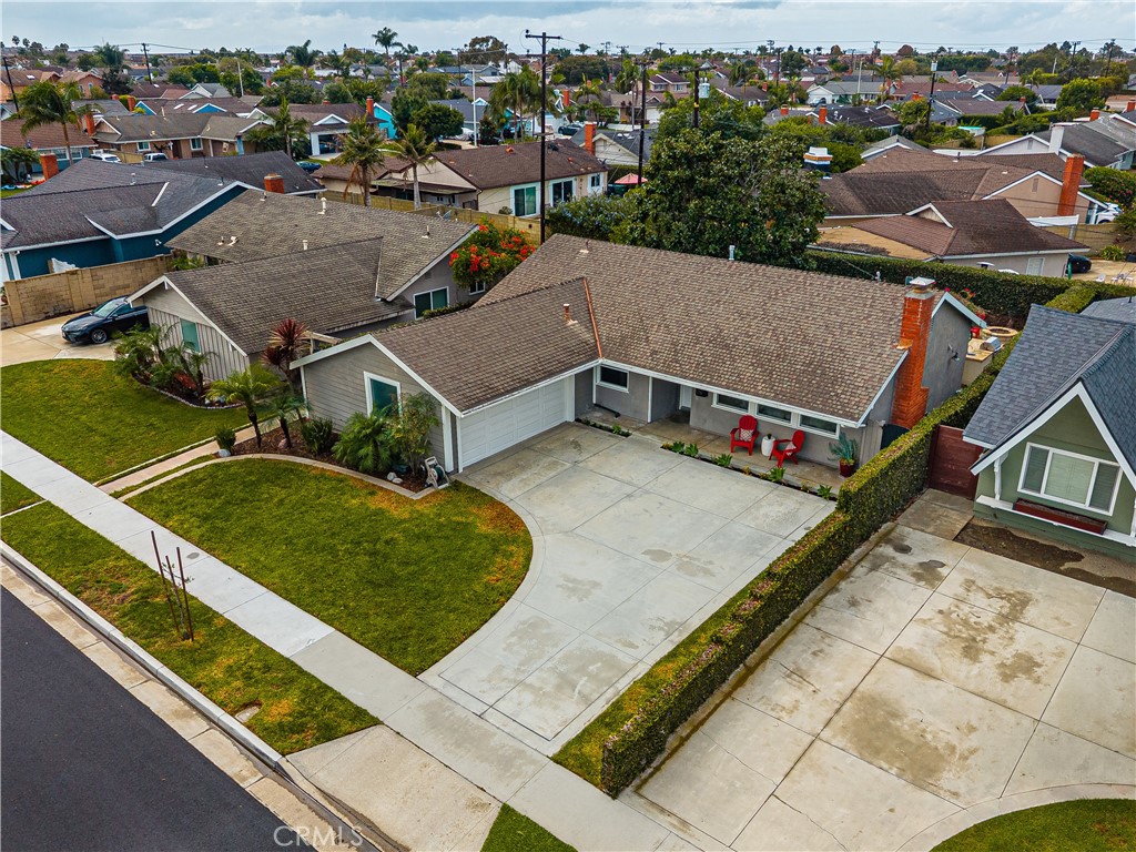 Large curved Driveway - 17751 Lewis, Huntington Beach CA 92647 - photo 47