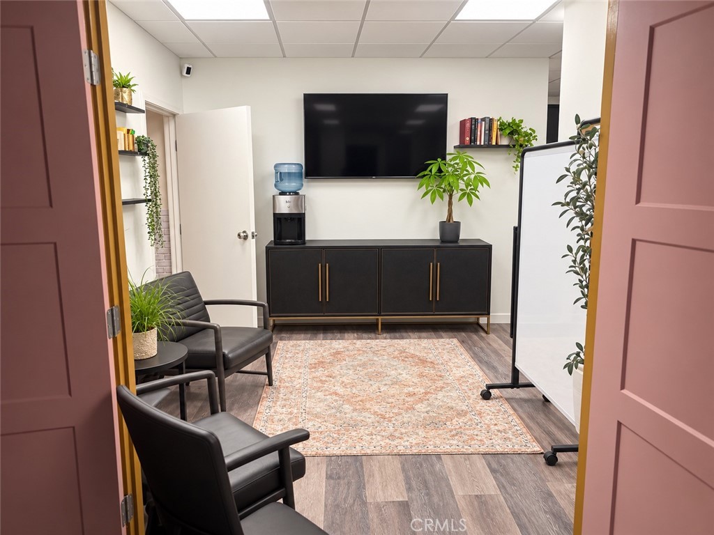 Waiting area - 18377 Beach 329, Huntington Beach CA 92648 - photo 4