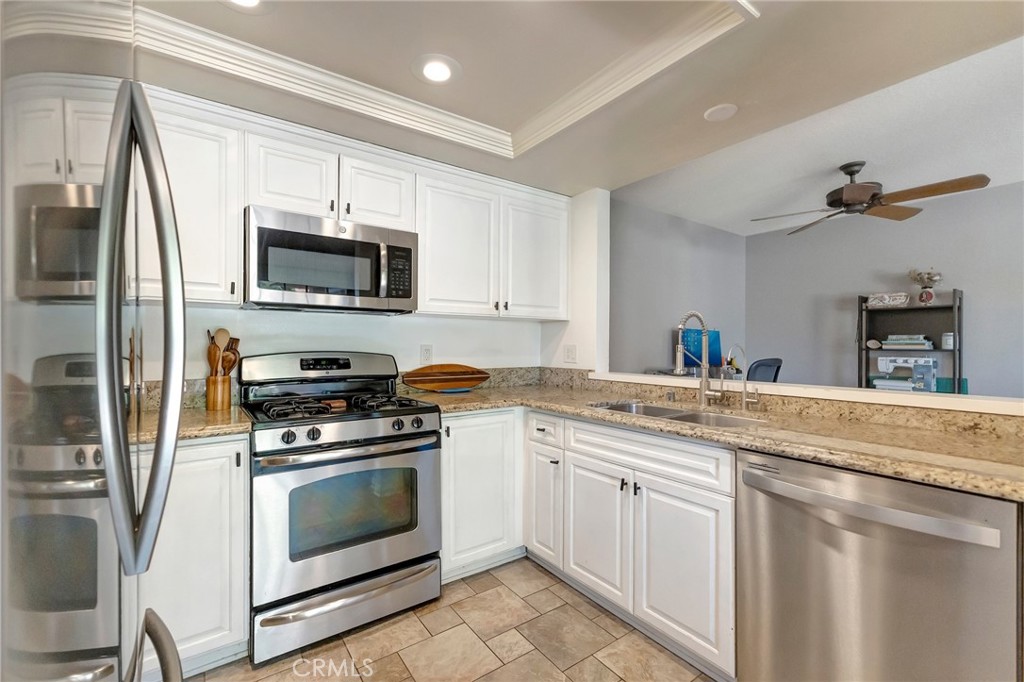 18571 Edgebrook Lane, Huntington Beach CA 92648 - photo 16