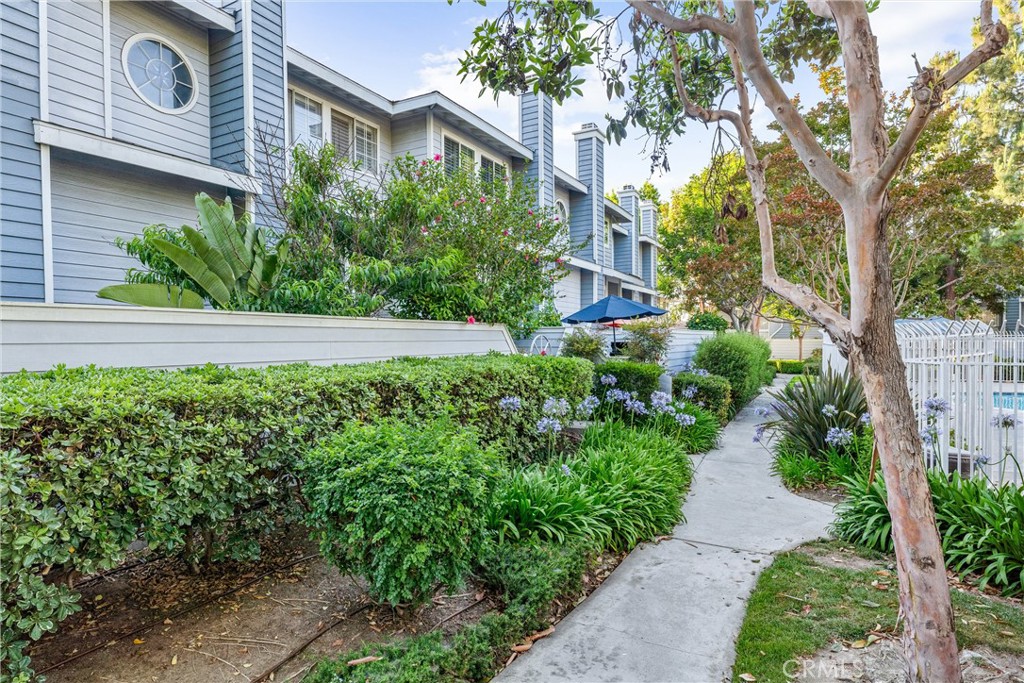 19110 Beachcrest Lane E, Huntington Beach CA 92646 - photo 16