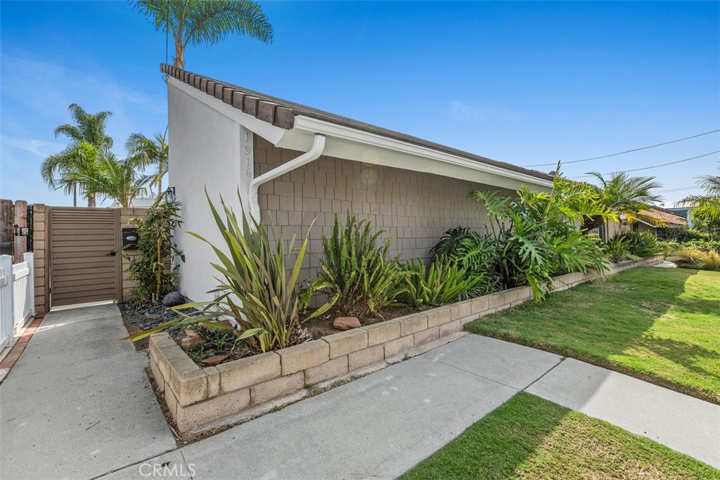 1916 Delaware, Huntington Beach CA 92648 - photo 2