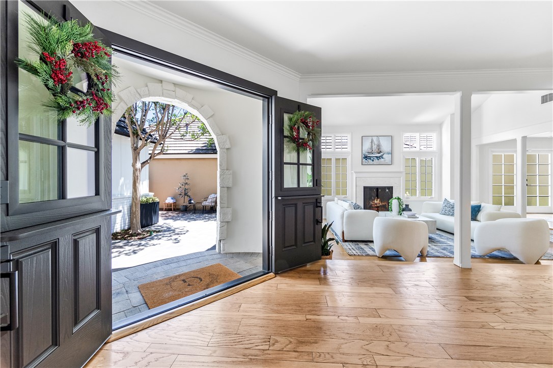 Double door entry - 19365 Woodlands Drive, Huntington Beach CA 92648 - photo 1