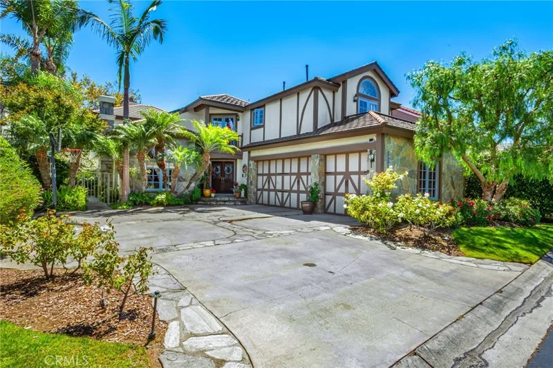 19381 Woodlands Dr, Huntington Beach