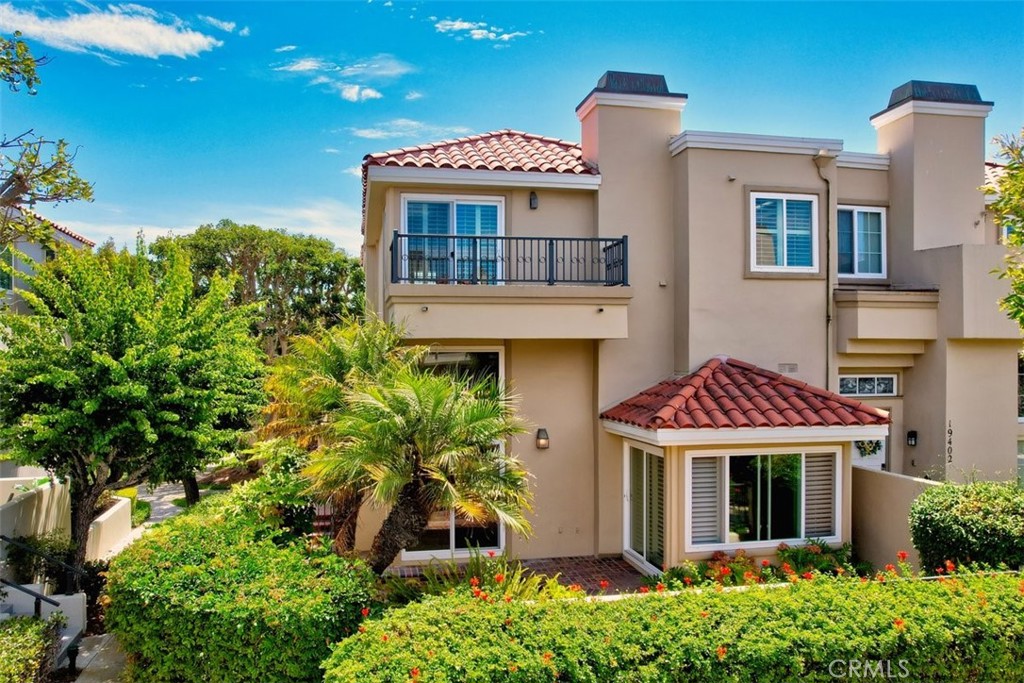 Private end unit cul-d-sac location - 19406 Merion Circle, Huntington Beach CA 92648 - photo 1