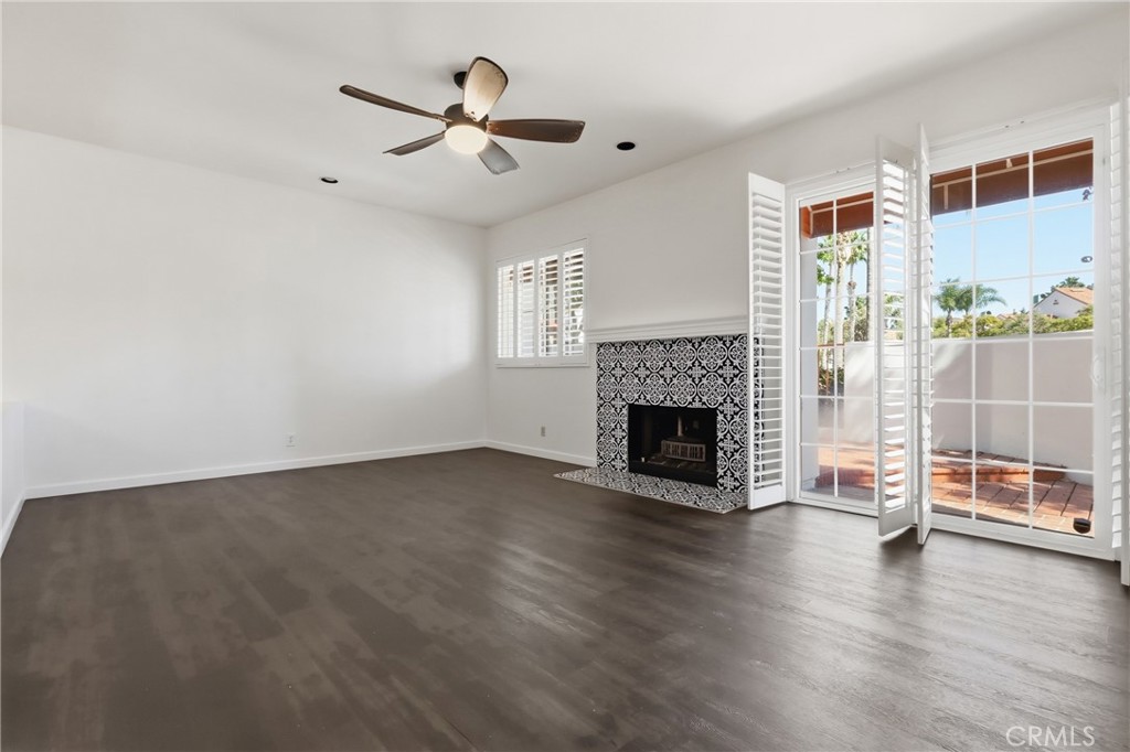 Living room with high ceilings and fireplace - 19481 Pompano Lane 112, Huntington Beach CA 92648 - photo 9