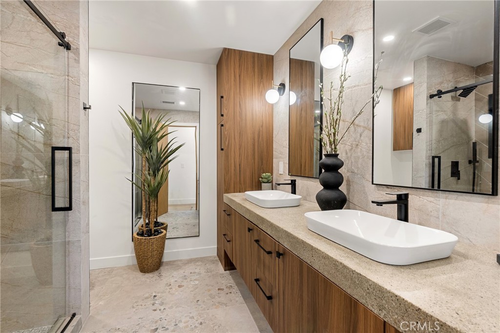 Upstairs guest bathroom - 20902 Balgair, Huntington Beach CA 92646 - photo 37