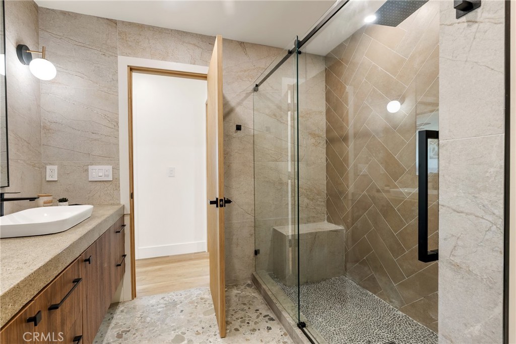 Upstairs guest bathroom - 20902 Balgair, Huntington Beach CA 92646 - photo 38
