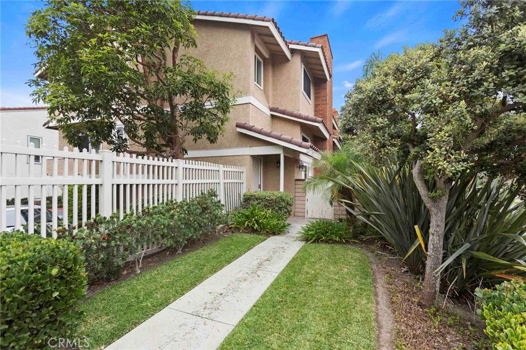 21072 Poolside, Huntington Beach CA 92648 - photo 2