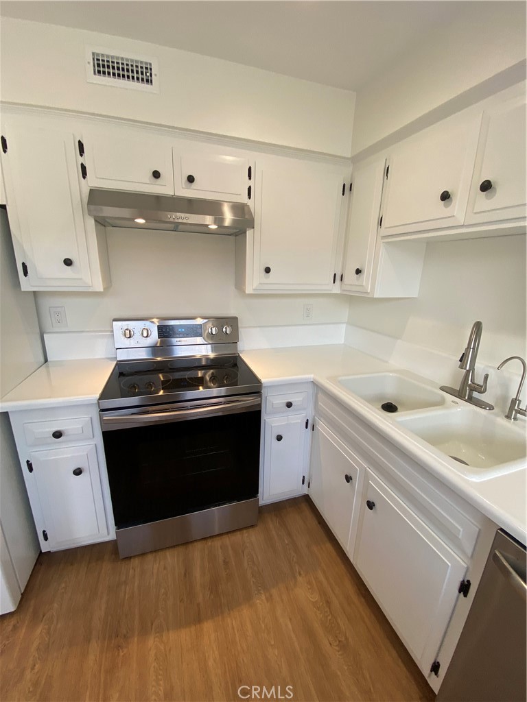 Newer stove and oven. - 21292 GREENSPRAY Lane, Huntington Beach CA 92646 - photo 8