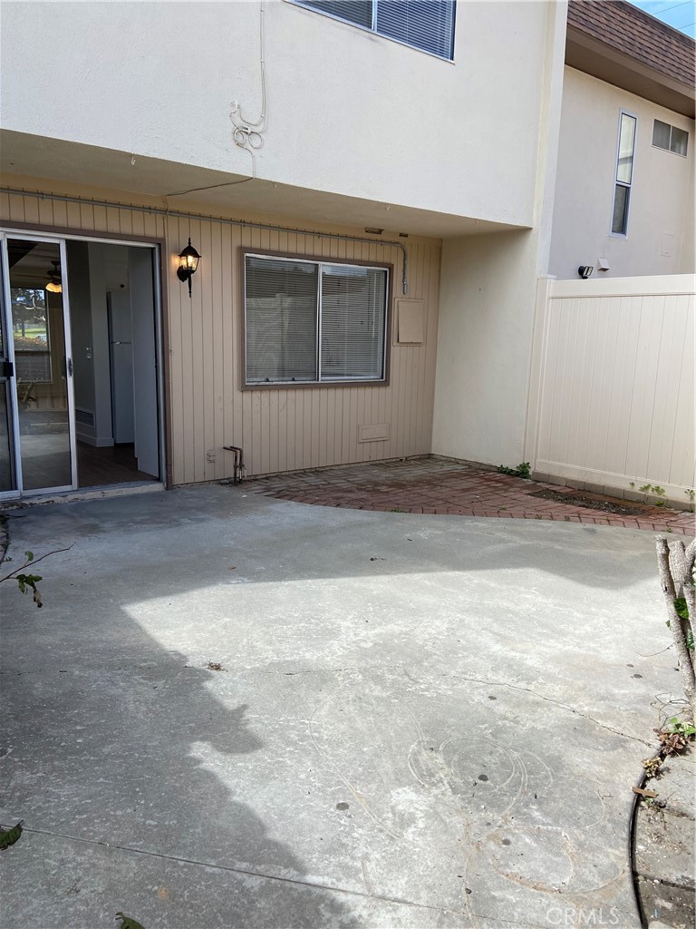 Spacious courtyard backyard. - 21292 GREENSPRAY Lane, Huntington Beach CA 92646 - photo 10