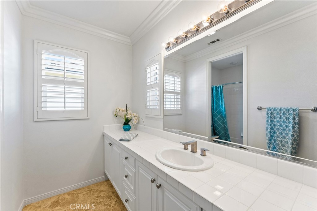 En-Suite Private Bathroom for En-suite Bedroom #2 - 21306 Balerma, Huntington Beach CA 92648 - photo 44