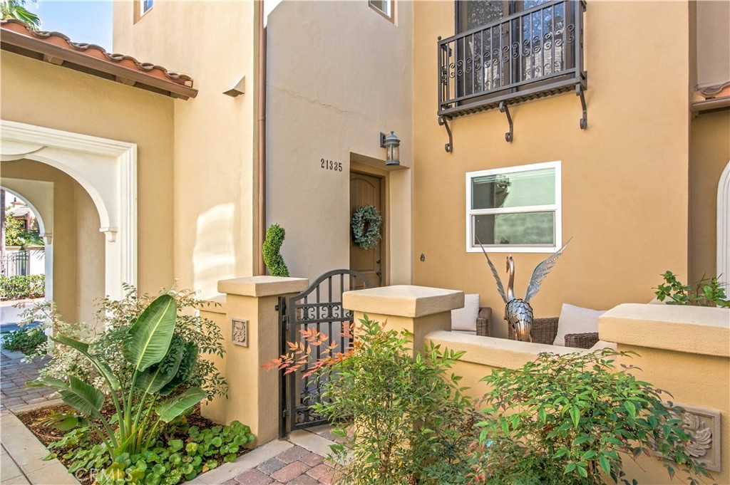 Exceptional two-story end unit, attached on only one side, offers 1,670 square feet of sophisticated coastal elegance - 21335 Cieza, Huntington Beach CA 92648 - photo 7