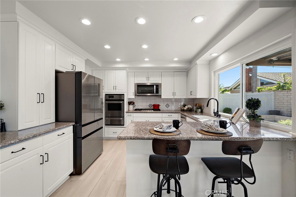 Coffered ceiling, and breakfast bar - 21341 Seaforth Lane, Huntington Beach CA 92646 - photo 12
