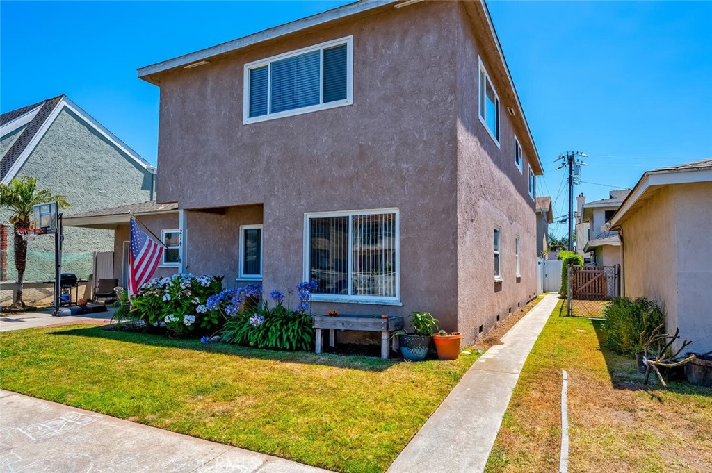 214 Detroit B, Huntington Beach CA 92648 - photo 1