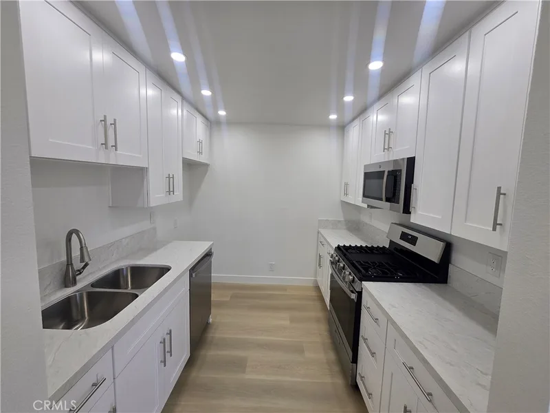 219 15th 12, Huntington Beach, CA 92648