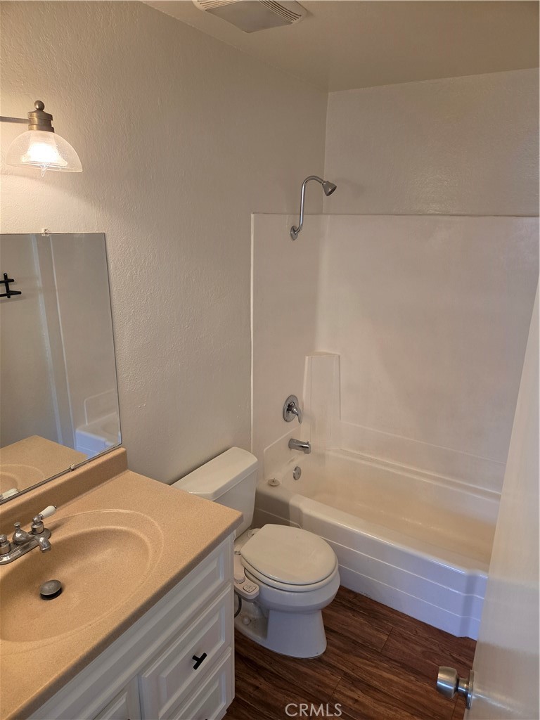 Guest Bath with shower over tub. - 219 Oswego D, Huntington Beach CA 92648 - photo 6