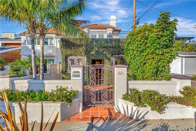 221 Hartford Avenue, Huntington Beach, CA 92648