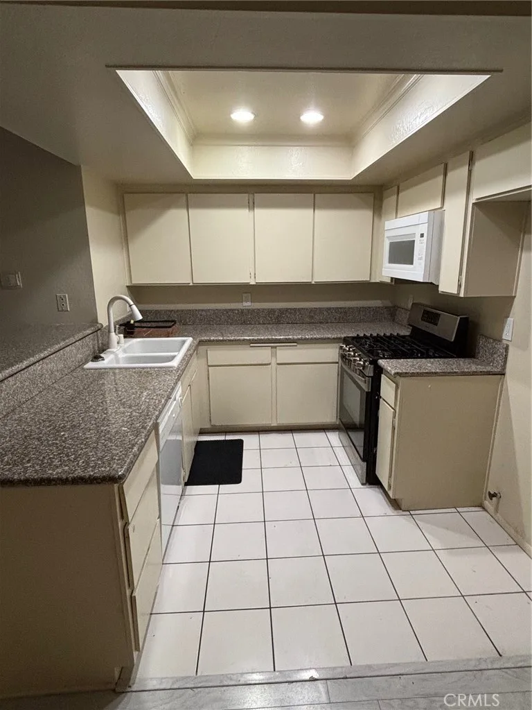 2511 Florida Street 4, Huntington Beach, CA 92648