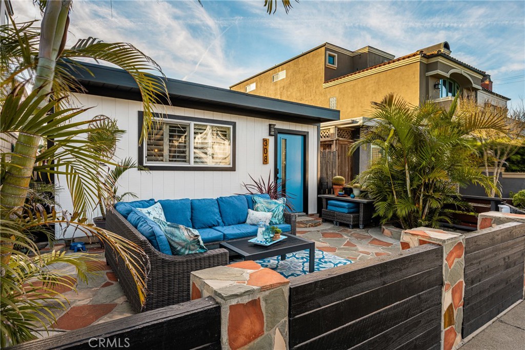 An ideal Huntington Beach cottage set in a prime coastal location. - 308 12th, Huntington Beach CA 92648 - photo 1