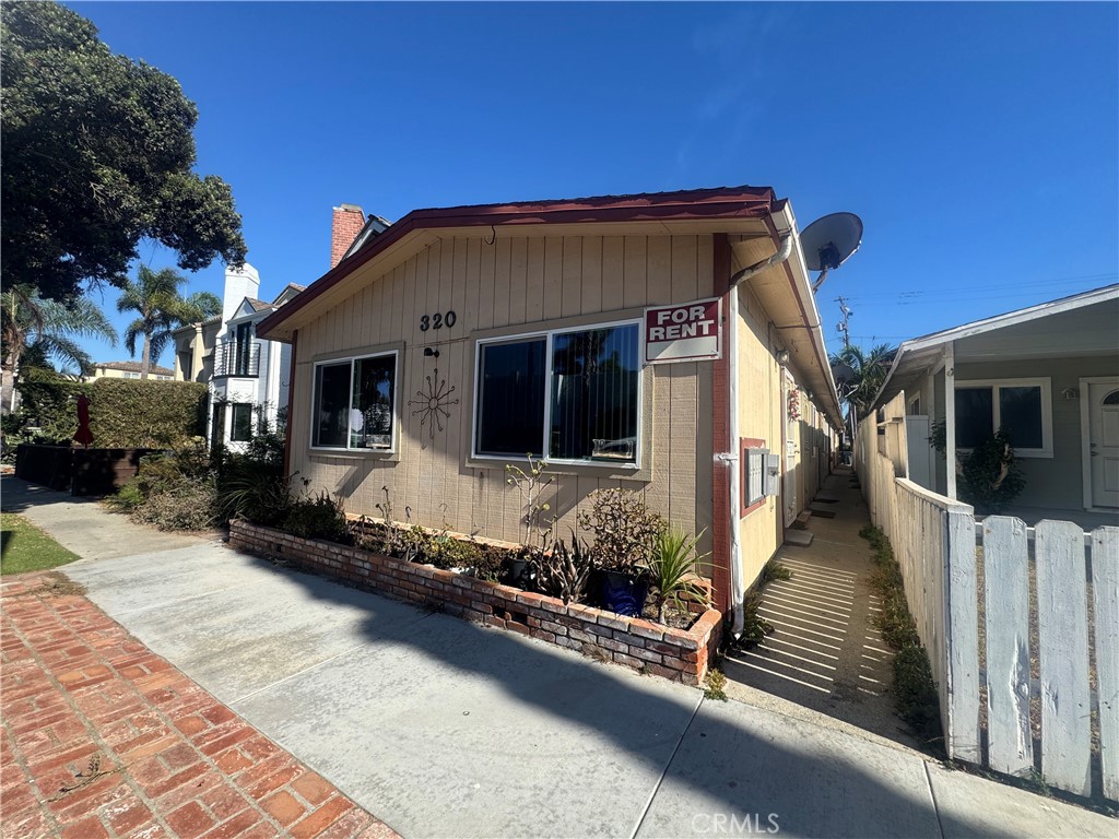 320 14th 4, Huntington Beach CA 92648 - photo 2