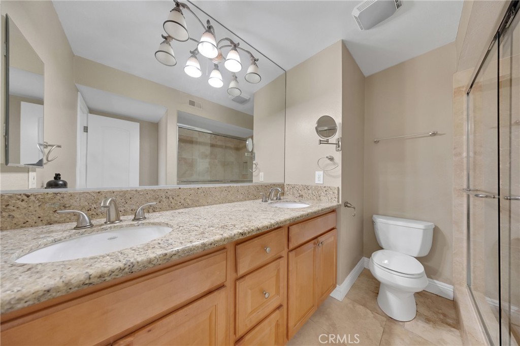 Double sink in primary bathroom. - 3361 Tempe, Huntington Beach CA 92649 - photo 6