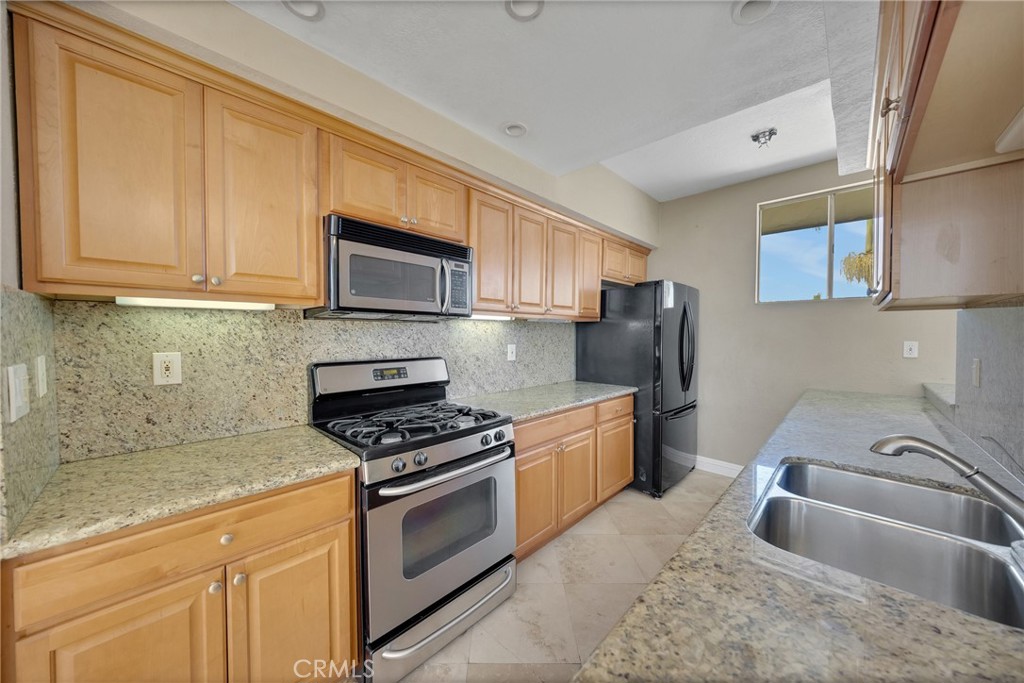 Fully equipped kitchen. - 3361 Tempe, Huntington Beach CA 92649 - photo 19