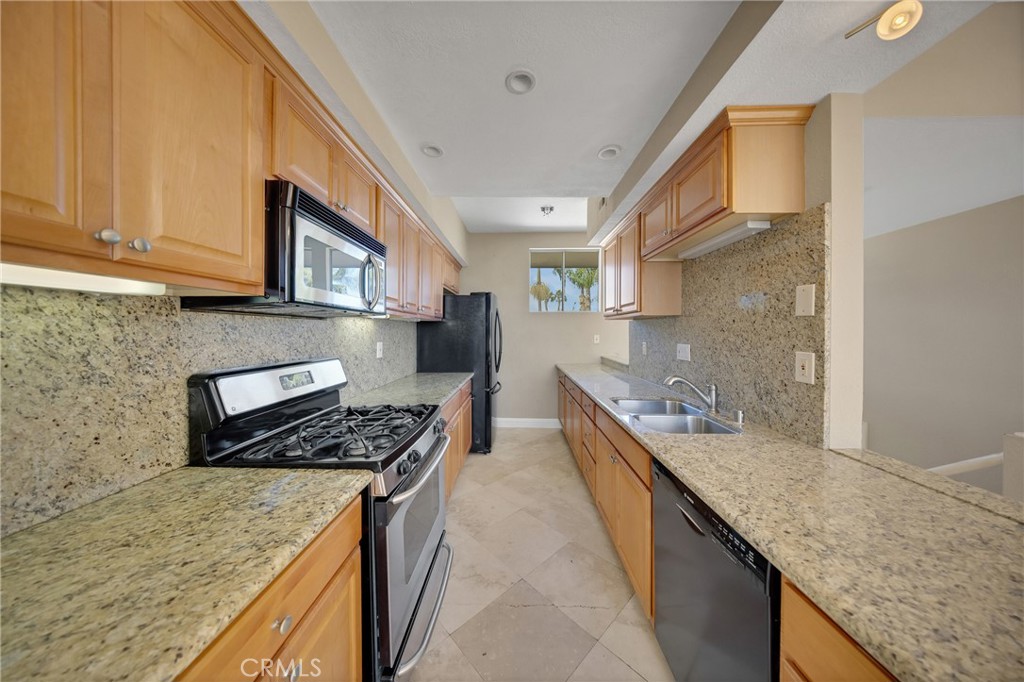 Beautiful kitchen. - 3361 Tempe, Huntington Beach CA 92649 - photo 21