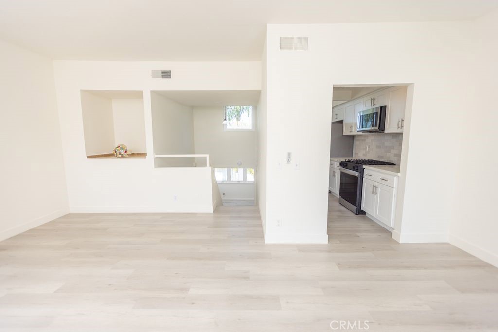 living room/ dry bar - 3393 Tempe, Huntington Beach CA 92649 - photo 20