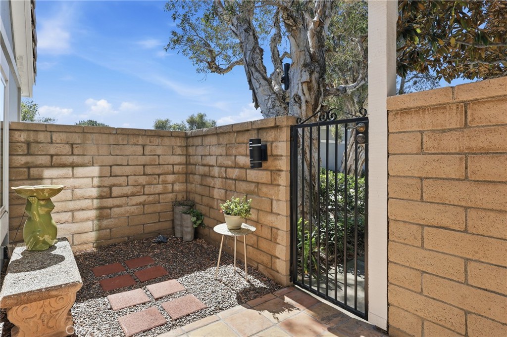 Intimate Courtyard offers a warm welcome - 3631 Windspun Drive Drive, Huntington Beach CA 92649 - photo 4