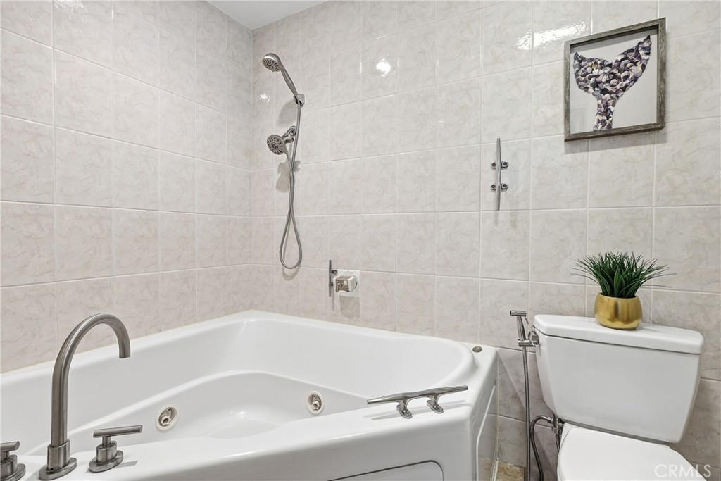 Sink into your spa-like tub and decopmpress from a long day. - 3631 Windspun Drive Drive, Huntington Beach CA 92649 - photo 29