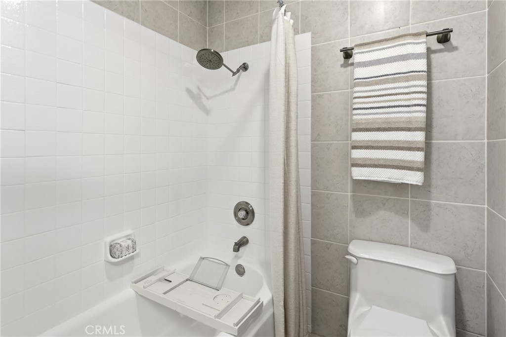Guest bath features shower/tub combination. - 3631 Windspun Drive Drive, Huntington Beach CA 92649 - photo 35