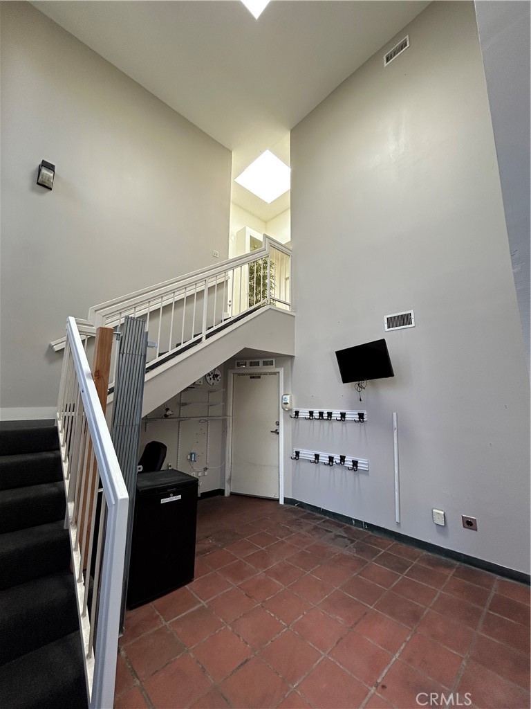 Foyer/frontage space faces Main Street - 417 Main Street, Huntington Beach CA 92648 - photo 8