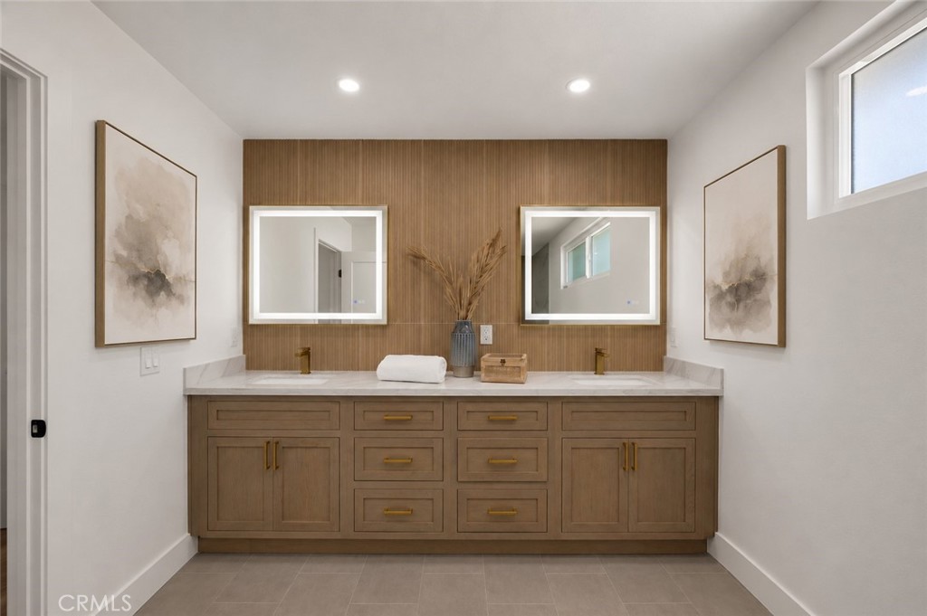 Master bathtroom - 4232 Pierson Drive, Huntington Beach CA 92649 - photo 23