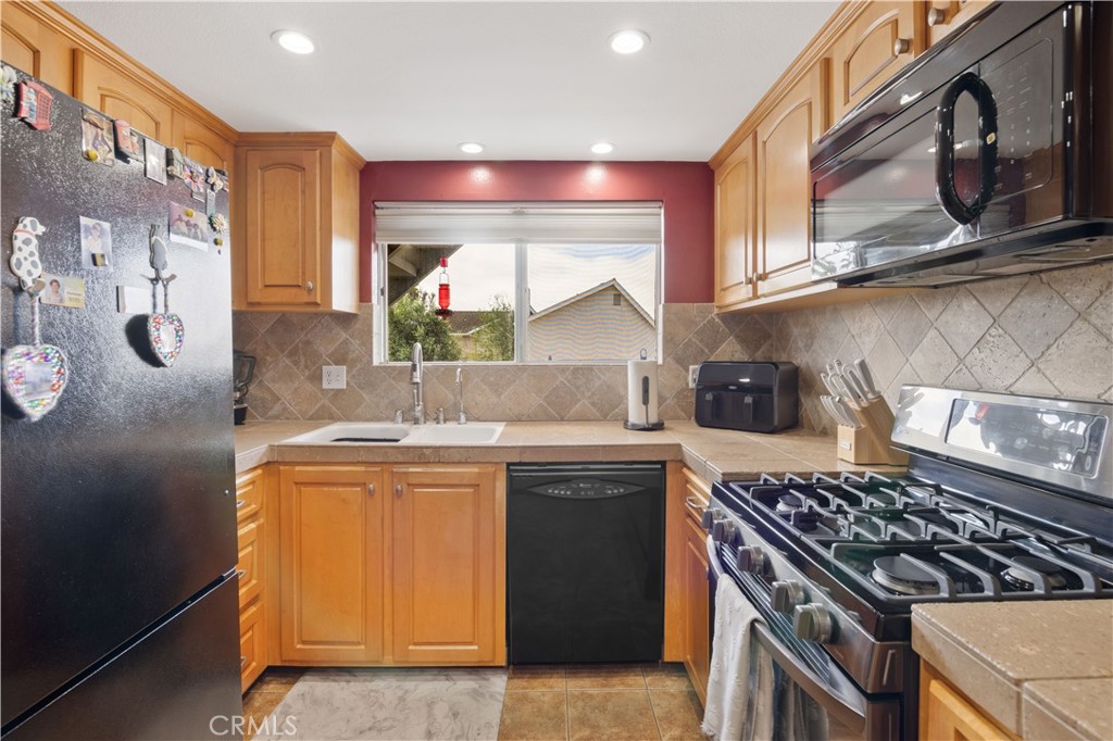 4892 Searidge Cir, Huntington Beach CA 92649 - photo 14