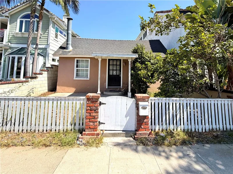 510 10th Street, Huntington Beach, CA 92648