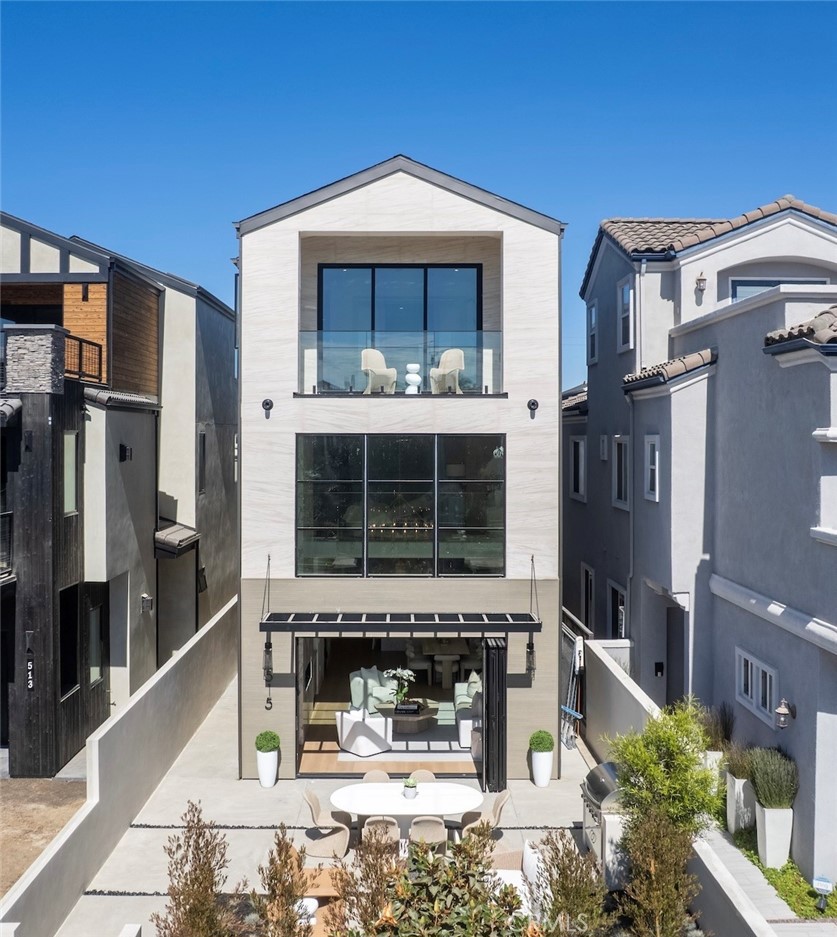 Front of house - 515 12th Street, Huntington Beach CA 92648 - photo 1